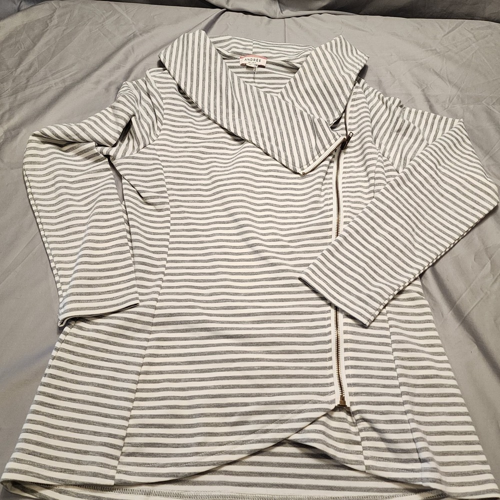 Andree By Unit Top Size Medium Gray And White Striped LS